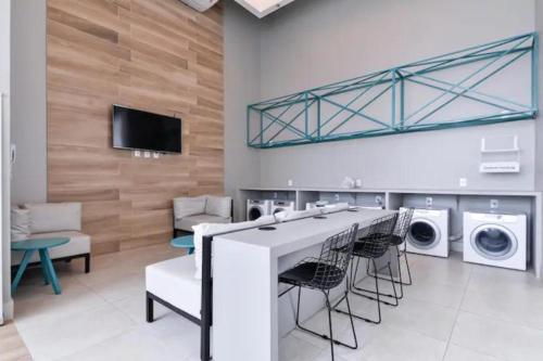 Μια τηλεόραση ή/και κέντρο ψυχαγωγίας στο Studio Charmoso e Aconchegante em Osasco