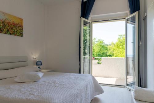 a bedroom with a bed and a sliding glass door at Costa Trabocchi appartamento sul Mare in Fossacesia