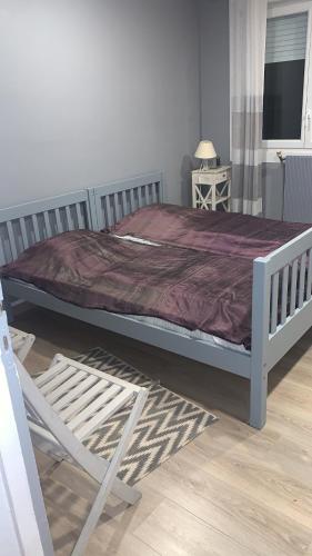 une chambre avec un lit et une chaise dans l'établissement La Terrasse, au Crotoy