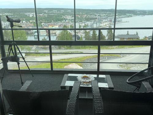 a camera and a table in front of a window at Exklusivt boende i Örnsköldsvik in Örnsköldsvik