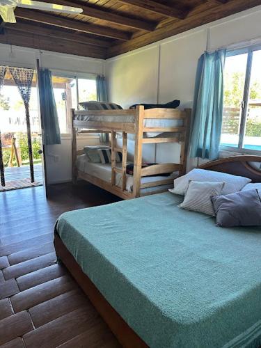 Llit o llits en una habitació de Complejo Anjuá