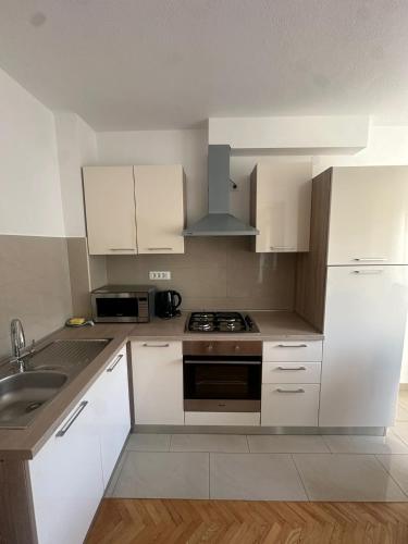 Kuchyň nebo kuchyňský kout v ubytování Apartman Seven Kaštel Stari