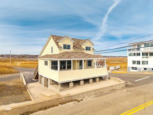 ein Haus auf der Straßenseite in der Unterkunft Oceanfront - Front Porch - Back Deck - Kitchen in Wells