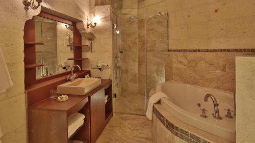 Vonios kambarys apgyvendinimo įstaigoje Golden Cave Suites