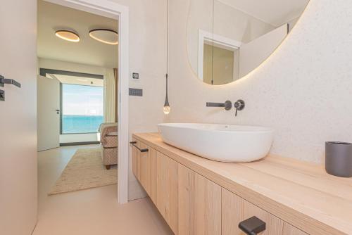 Ένα μπάνιο στο Seafront Villa Aurea with pool and seaview