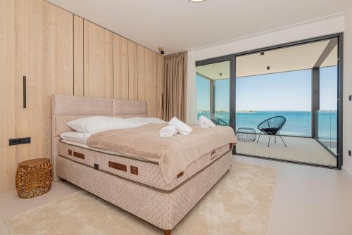 Ένα ή περισσότερα κρεβάτια σε δωμάτιο στο Seafront Villa Aurea with pool and seaview