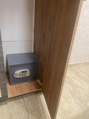 una porta con una TV nell'angolo di una stanza di Amar House a Yerevan