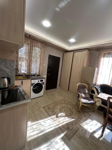 salon z kuchnią z kuchenką i piekarnikiem w obiekcie Amar House w Erywaniu