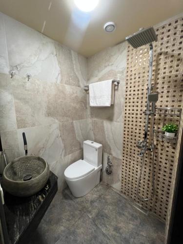Bilik mandi di Amar House