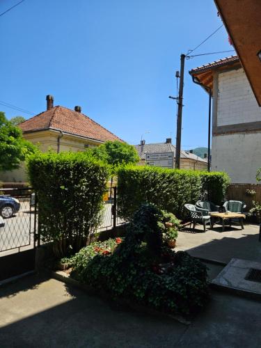 バイナ・バシュタにあるGuesthouse Radoševićの塀付庭園