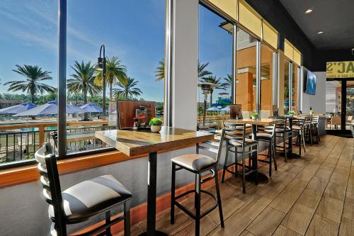 a restaurant with a bar with a view of the ocean at Regal Oaks Resort Vacation Townhomes by IDILIQ in Orlando