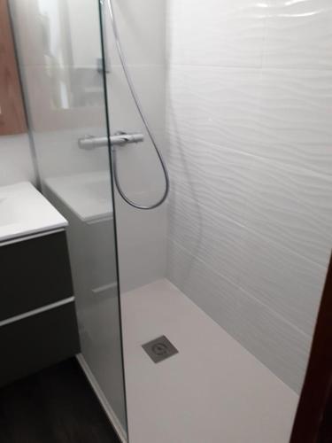 une douche avec une porte vitrée à côté des toilettes dans l'établissement Résidence Port du Crouesty - maeva Home - Appartement 2 pièces 5 personnes - Sélection MAE-1981, à Arzon