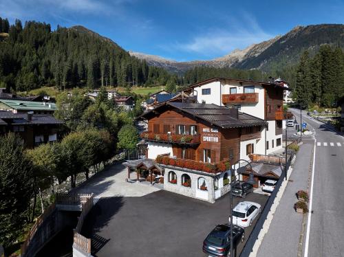 an aerial view of a house with a parking lot at Hotel Garni dello Sportivo in Madonna di Campiglio