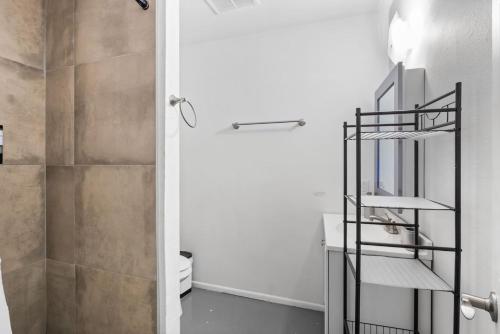 Koupelna v ubytování Walk to outlets free designated parking