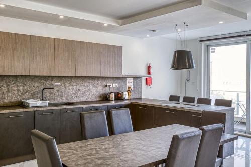 Kuchyň nebo kuchyňský kout v ubytování Swieqi Luxury Charm Central Cityline View
