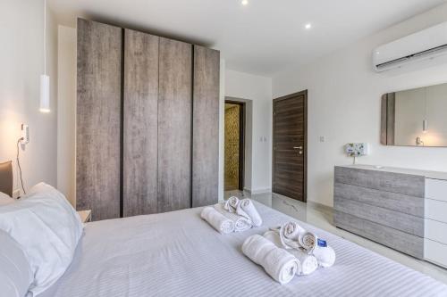 Postel nebo postele na pokoji v ubytování Swieqi Luxury Charm Central Cityline View