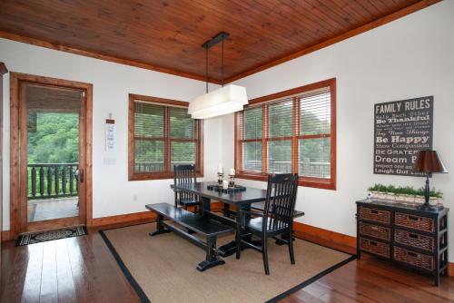 ダンドリッジにあるBlessed Getaway Theater LakeView GAMESのテーブルと椅子と窓のあるダイニングルーム