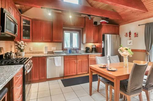 Η κουζίνα ή μικρή κουζίνα στο Spacious Portland Home With Parking