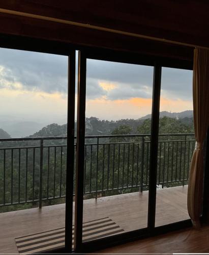 KakkadampoyilにあるJalsa Bali, Kakkadampoyil, Calicutの景色を望むバルコニーの窓から景色を望めます。