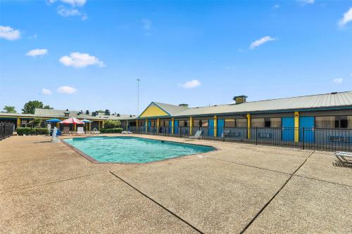 a swimming pool in front of a building at America's Best Value Inn and Suites in Aberdeen
