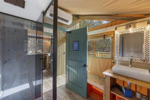 Koupelna v ubytování Luxury Glamping Near Gatlinburg and Asheville