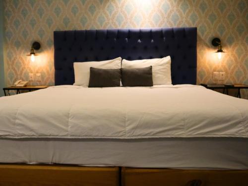 Ένα ή περισσότερα κρεβάτια σε δωμάτιο στο Hotel Santosi