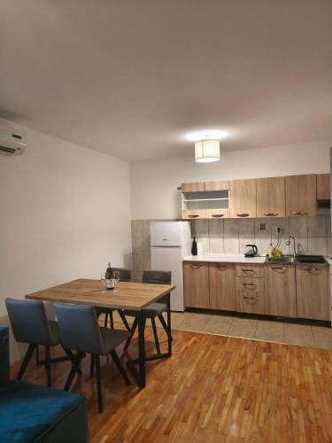a kitchen with a table and chairs in a room at Stan na dan Dašnica in Bijeljina