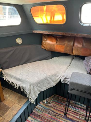 una cama en la parte trasera de una furgoneta con una ventana en Potato, en Londres