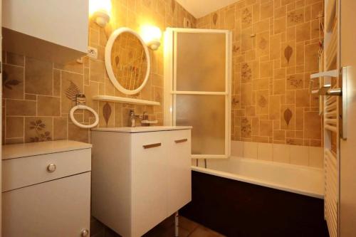 里雾诗Résidence Le ChÂteau Bruyeres - Château B42 MAE-6432的带水槽和浴缸的浴室