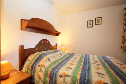 une chambre avec un lit avec une couette colorée dans l'établissement Résidence Les Hauts De Chavants - Hauts de Chavants Bellachat 1 MAE-7730, aux Houches
