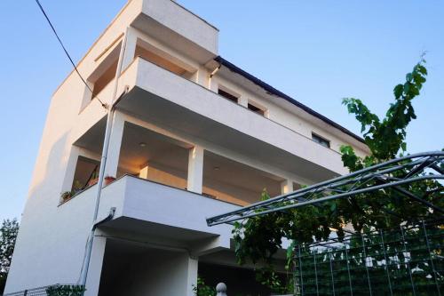 Guest House by Roniにあるバルコニーまたはテラス