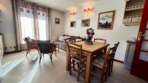 une salle à manger et un salon avec une table et des chaises dans l'établissement Residence Tigny - 3 pièces 6 personnes 3 exposé Est MAE-7944, à Valloire