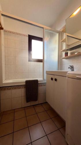 une petite salle de bain avec une fenêtre et un lavabo et une fenêtre dans l'établissement Residence Tigny - 3 pièces 6 personnes 3 exposé Est MAE-7944, à Valloire
