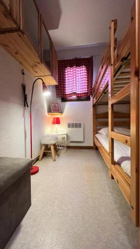 une chambre avec deux lits superposés et un bureau dans l'établissement Residence Tigny - 3 pièces 6 personnes 3 exposé Est MAE-7944, à Valloire