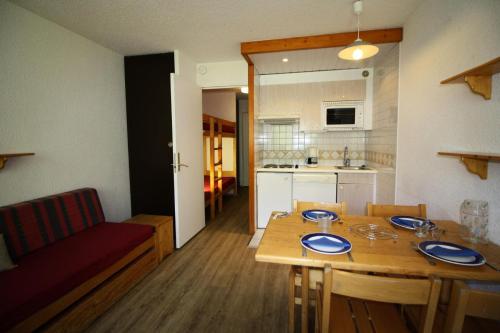 Il comprend un salon et une cuisine avec une table et un canapé. dans l'établissement Résidence Home Club 2 - Plusieurs studios disponibles pour vos séjours en famille ou entre amis MAE-3397, à Tignes