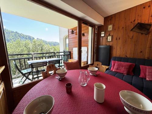 Cette chambre dispose d'une table et d'un balcon. dans l'établissement Résidence Les Balcons Du Charvin - Appartement sud avec vue Mont-Charvin MAE-2724, à Notre-Dame-de-Bellecombe