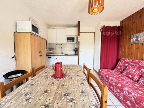 un salon avec une table et un canapé dans l'établissement Résidence Les Balcons Du Charvin - Appartement exposé sud avec vue nature MAE-3234, à Notre-Dame-de-Bellecombe