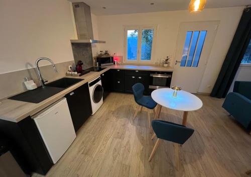 - une cuisine avec une table, un évier et une table dans l'établissement Suite La Bella Vista, à Tanneron