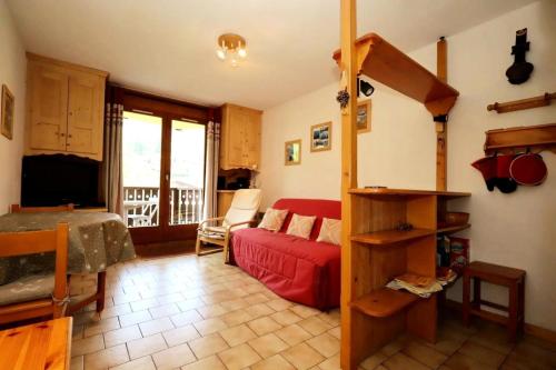 里雾诗Résidence Le ChÂteau Bruyeres - Château B42 MAE-6432的客厅里有一张红色的沙发和一张床