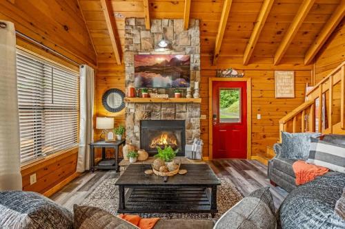 un salon avec un canapé et une cheminée dans l'établissement View-Location-Hot Tub-2 Fireplaces-Jacuzzi-Arcade, à Sevierville