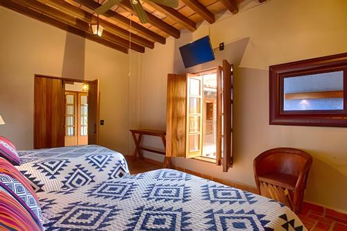 a bedroom with a bed and a window at Hermosa y amplia casona en Mascota, +16 personas in Mascota