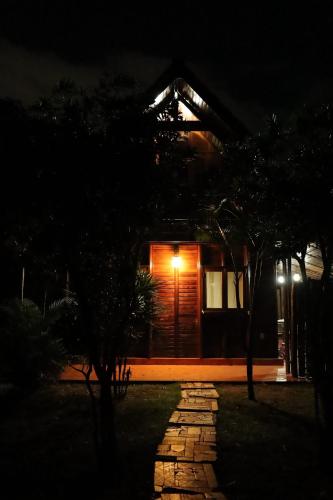 a house with a light on the side of it at night at Chalé Eucalipto in Uberlândia