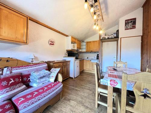 une cuisine avec une table et une salle à manger dans l'établissement Résidence Les Balcons Du Charvin - Au coeur de l'Espace Diamant, à côté de l'aire de loisirs et de l'arrêt de ski-bus MAE-3064, à Notre-Dame-de-Bellecombe
