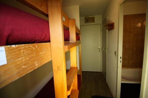 une chambre avec deux lits superposés et une salle de bain dans l'établissement Résidence Home Club 2 - Plusieurs studios disponibles pour vos séjours en famille ou entre amis MAE-3397, à Tignes