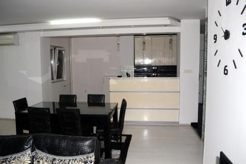 a dining room and kitchen with a table and chairs at Marija Apartman in Bitola