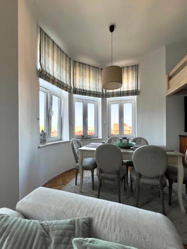 a living room with a dining room table and chairs at Apartament Ratuszowy in Cieszyn