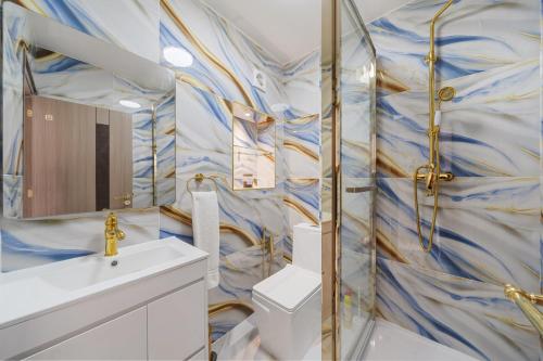 a bathroom with a shower and a toilet and a sink at Prime Mayfair Luxury Stunning 2 Bedroom Apartment H12 in London