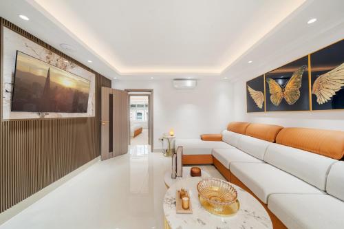 a living room with a couch and a table at Prime Mayfair Luxury Stunning 2 Bedroom Apartment H12 in London