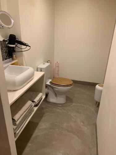 une salle de bain avec toilettes et lavabo dans l'établissement Maison, à Alès