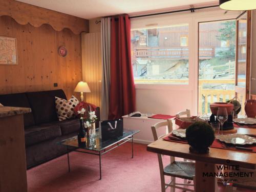 un salon avec un canapé et une table dans l'établissement Résidence BelvÉdÈre - T2 familial de 37 m² à Courchevel 1650 MAE-5884, à Courchevel